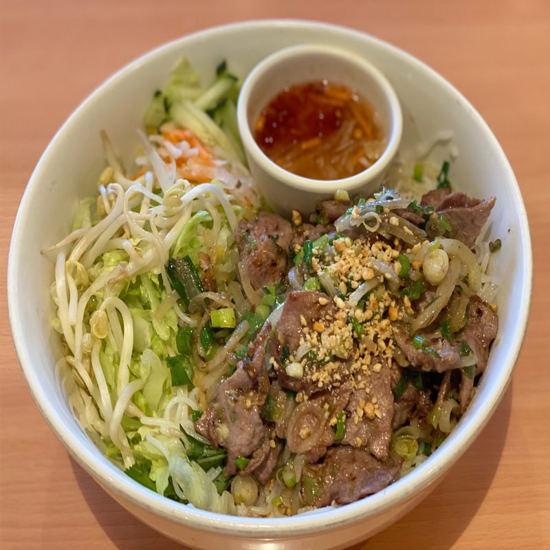 22. Rice Noodles with Sautéed Beef